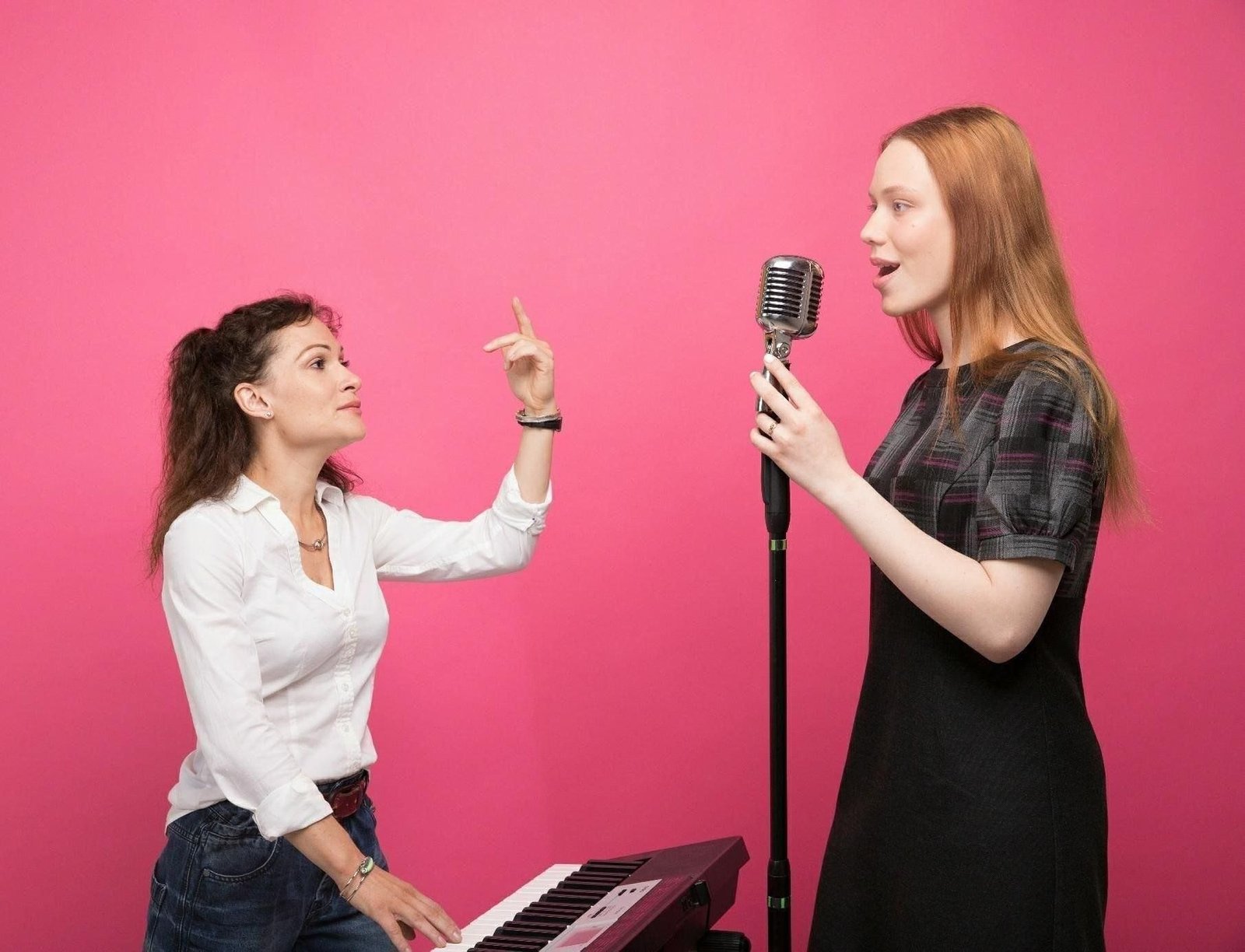 Elevate Your Voice with HarmonySounds: Premier Singing Lessons and Exclusive Bonuses!